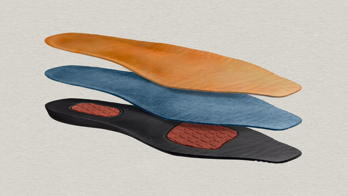 The chisos.sbsfort insole shown in three separated layers: leather top, cushioning layer and base with gel pads at the heel and ball
